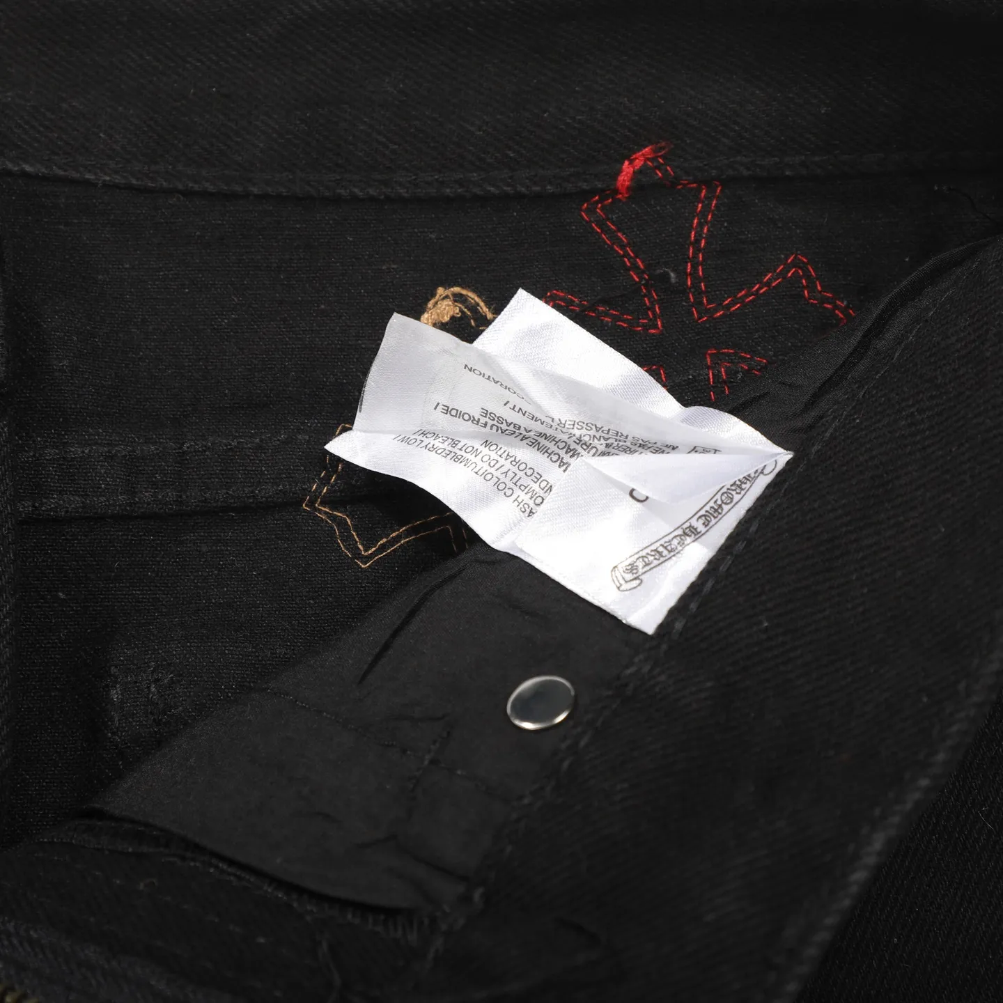 P240 Chrome Hearts 24SS Cross Sanskrit limited style graffiti printed leather jeans. Chrome Hearts limited edition leather washed jeans, Miami limited jeans, the entire cross leather is hand-made_different version, a heavy black blue cow fabric with moderate thickness and texture, antique metal silver label decoration, denim embedded thread manufacturing and production 💙Among Chrome Hearts' many trousers, its color is unique, and people are deeply attracted at a glance. It is made of beaded canvas fabric and has been washed with heavy water. The upper body is very textured, crisp and stylish, and will not collapse at all. The three-dimensional cut of the trousers has a first-class effect in modifying the shape of the legs. It can be easily controlled by any figure, and you can instantly become a street trendy person when you put it on.  🔩Customized hardware, full of texture, every detail is done to the extreme. The thick beaded canvas fabric becomes soft and skin-friendly after washing, and has excellent breathability, making it comfortable to wear all day long. Customized small leather label, unique design, simple yet elegant, exquisite workmanship, neat wiring, every detail demonstrates quality and style.  These pants are gender-neutral and can be worn by both men and women, easily creating a sense of fashion. Pair them with a T-shirt or sweatshirt and you can easily go out and hit the streets. Size: 28/30/32/34/36 Waist: 69/74/79/84/89 Pants length: 102/103/104/105/106
